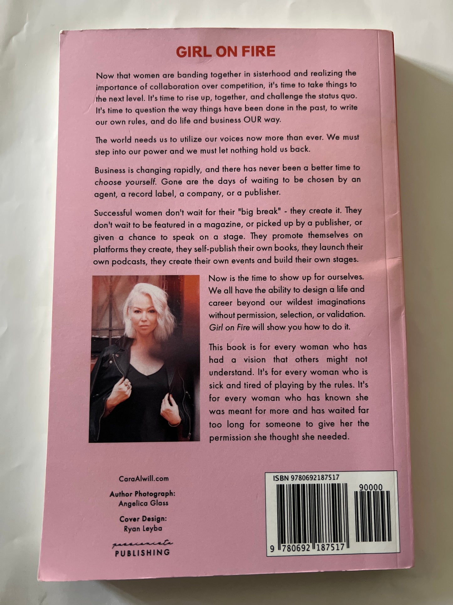 Girl On Fire: How to Choose Yourself, Burn the Rule Book, and Blaze Your Own Trail in Life and Business - Cara Alwill Leyba