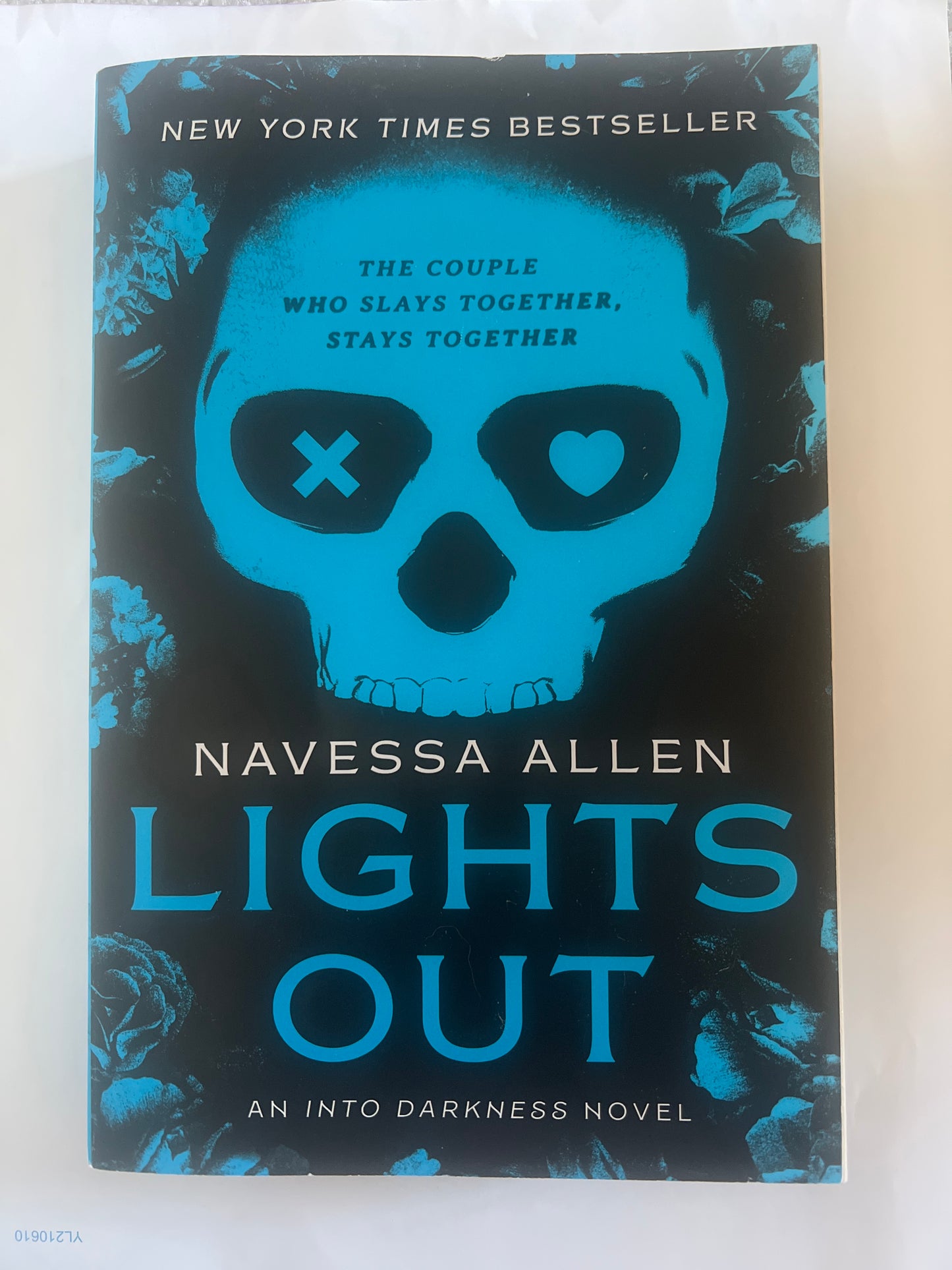 Lights Out: An Into Darkness Novel - Navessa Allen